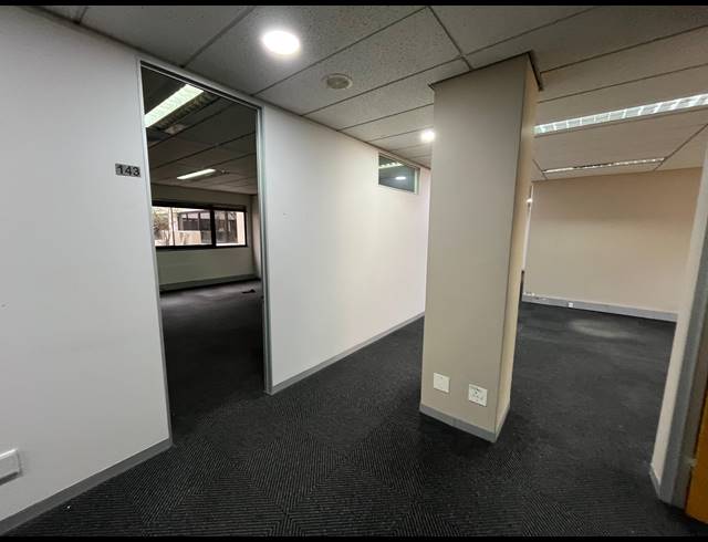 1,960M² OFFICE TO LET IN PINELANDS